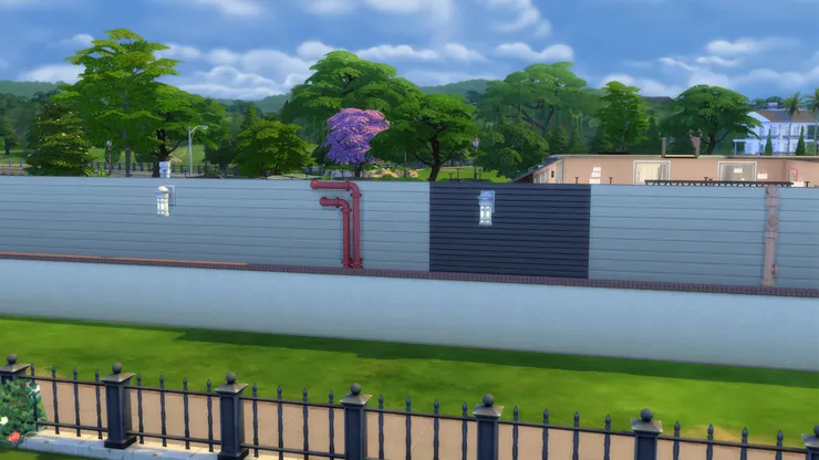 學校後面也有不少燈，保持光亮。這是參考現實而畫。當然也有消防喉管。