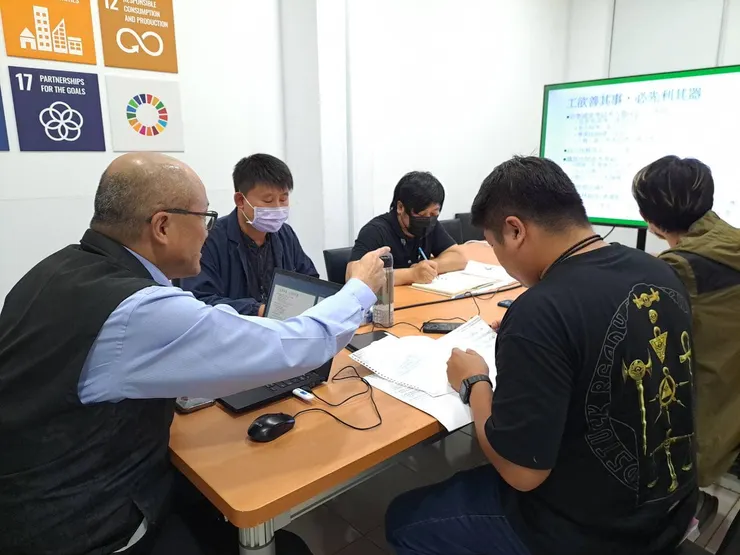 陳世偉很熱心鼓勵同仁參加國家考試取得正式公務員資格。圖:讀者提供