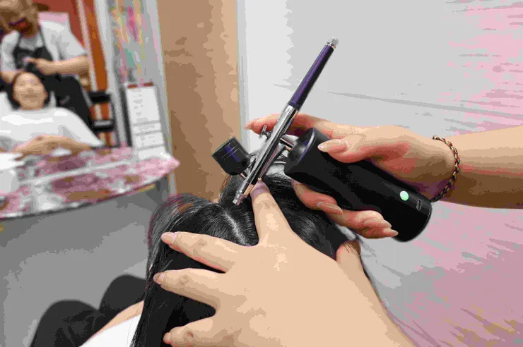 圖說：曼都髮型攜手向榮生技，引進高濃度外泌體養護服務，為脆弱髮根注入50億顆修護精華。（資料來源：曼都髮型）