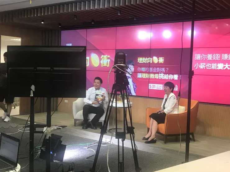 糊里糊塗去當了幾週的理財節目助理主持人，但我他媽根本不會理財。