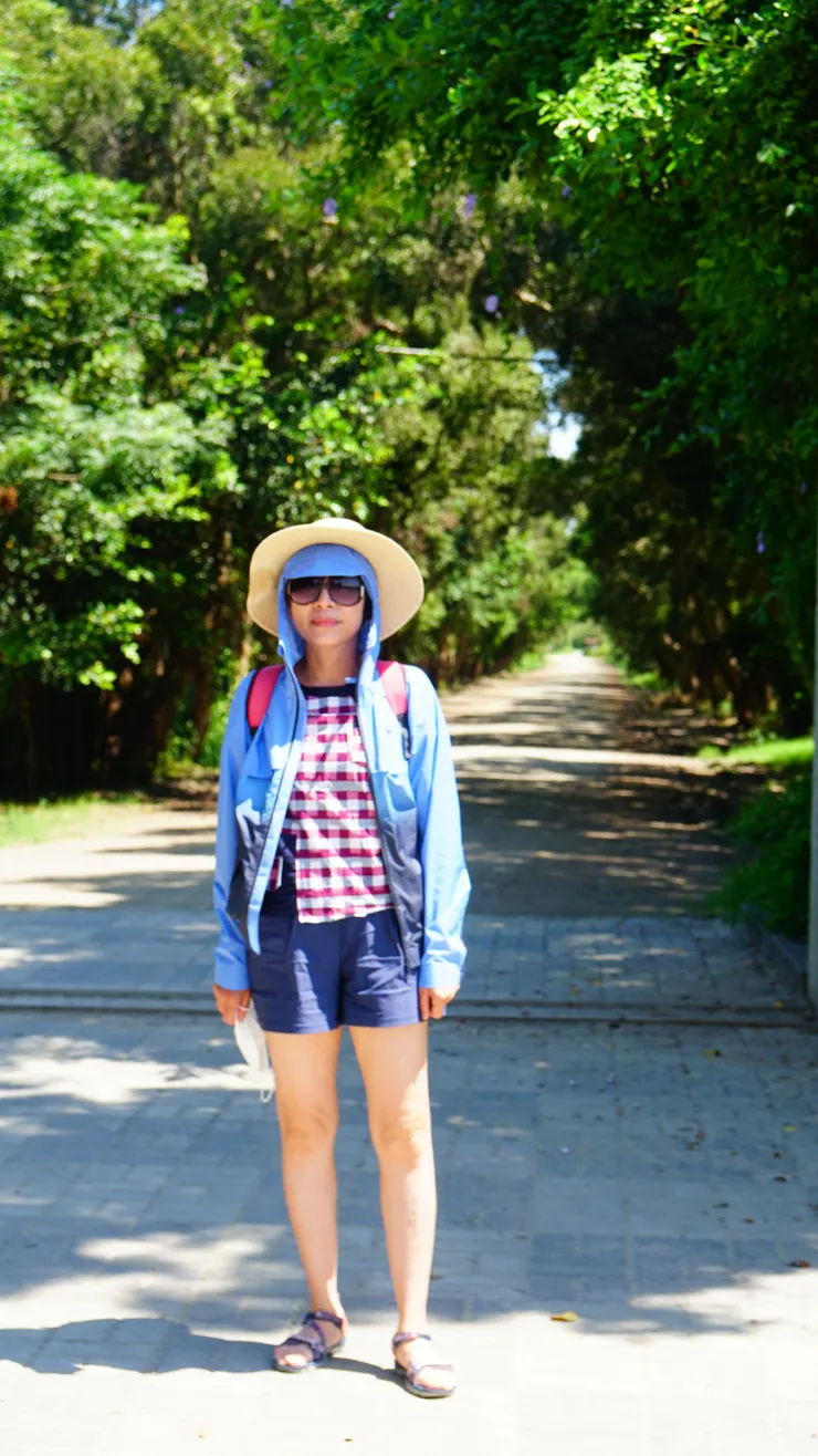 著短褲和涼鞋準備下海