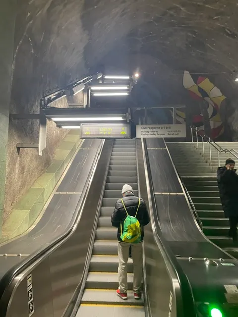 搭乘超長的手扶梯後，就會看到IKEA了