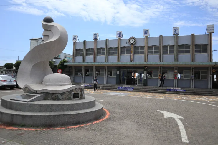 苑裡車站正面與小圓環