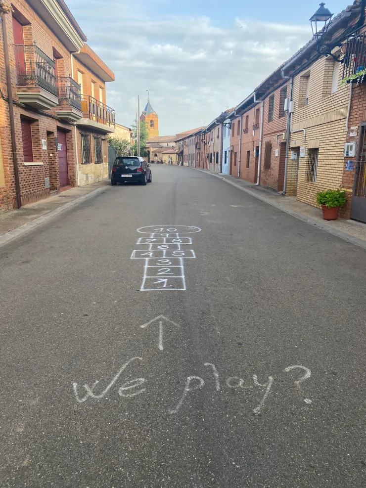 小鎮可愛的地上塗鴉。