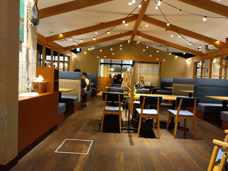 店內環境，左邊有洗手台