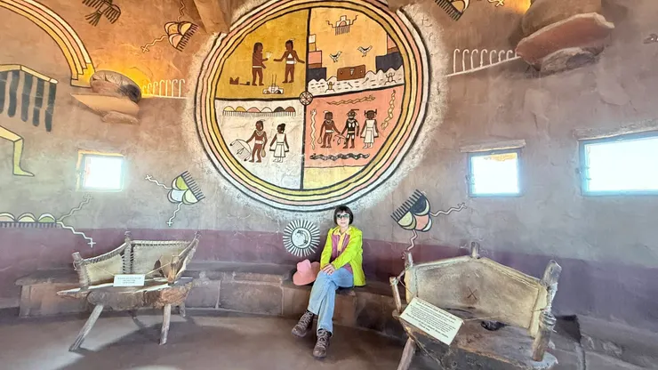 圓框四格圖畫描繪第一位霍皮族人穿越科羅拉多河的旅程