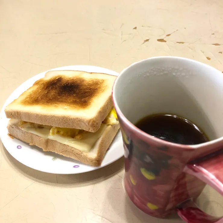 早餐兩片土司蛋夾起司，搭配一杯咖啡，挺好的！