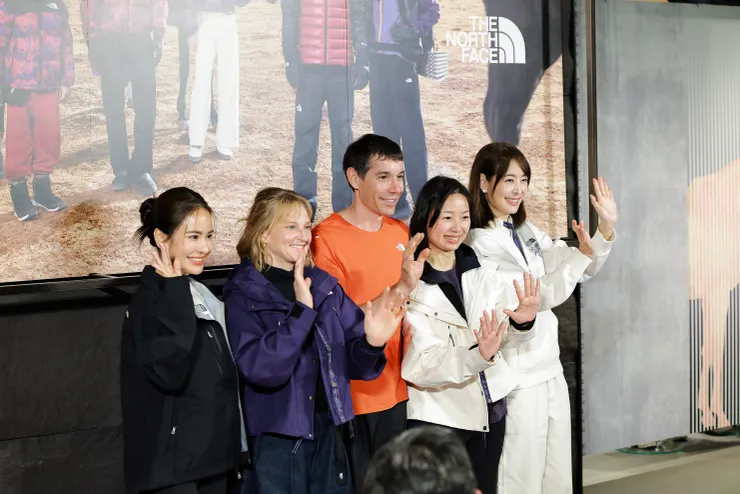 The North Face Taiwan 座談會嘉賓大合影，右而左： 賈永婕的跑跳人生、TNF亞洲地區全通路資深總監Betty、 Alex Honnold、Emily Harrington、 雷艾美 Emmie Ries