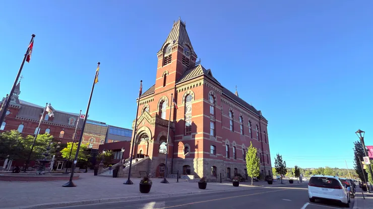 市政廳於1875年至1876年間建造，採用第二帝國建築風格。