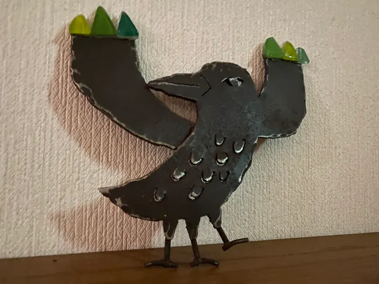 這是民宿老闆自己手作的logo，鐵工也是他自己做的