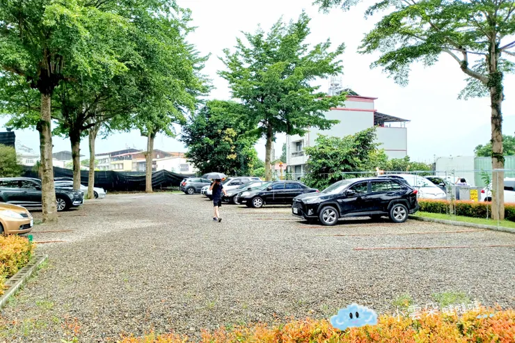 停車場不錯有樹蔭