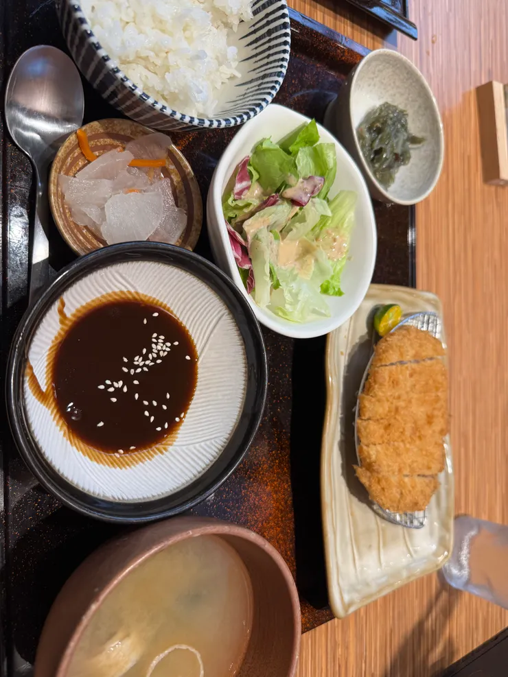 炸豬排定食（一般般～不會雷350元）