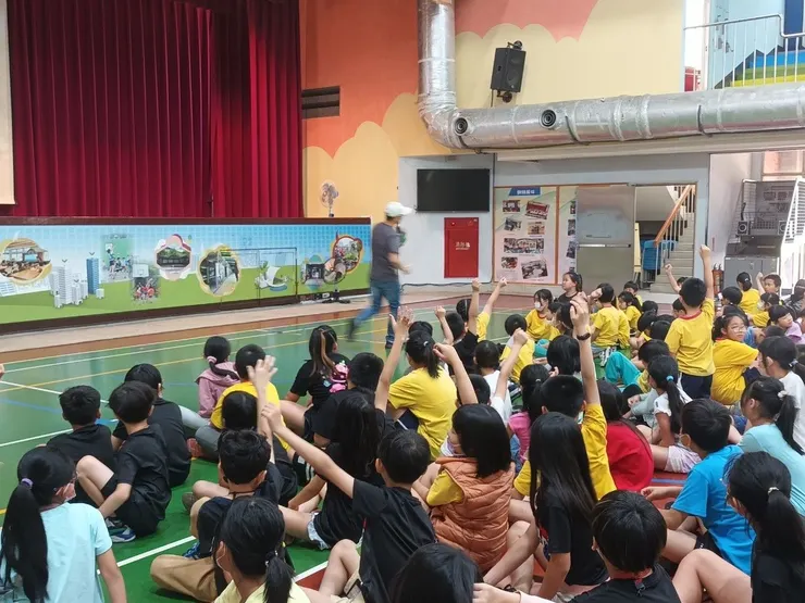 廖大魚在演講中往後排奔跑