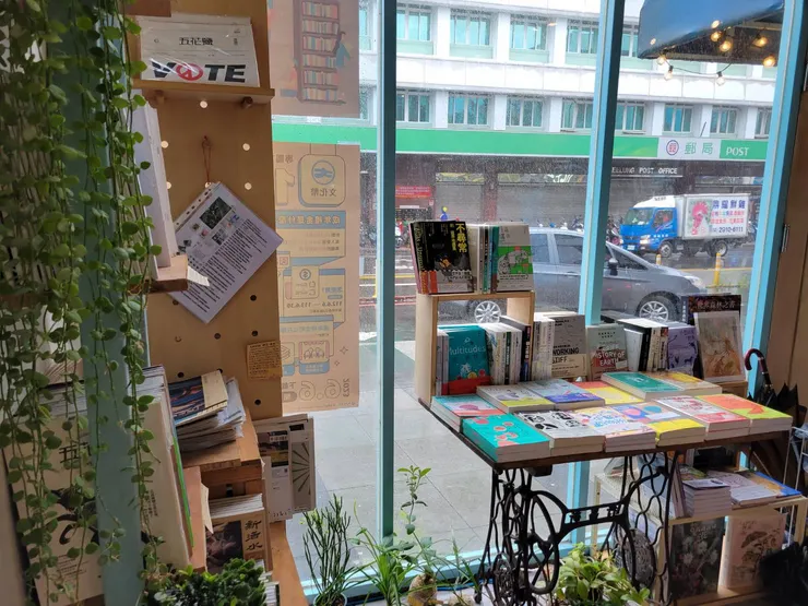 一樓窗邊有許多小植栽