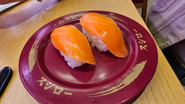 這是壽司郎單價相對較低的鮭魚握壽司!