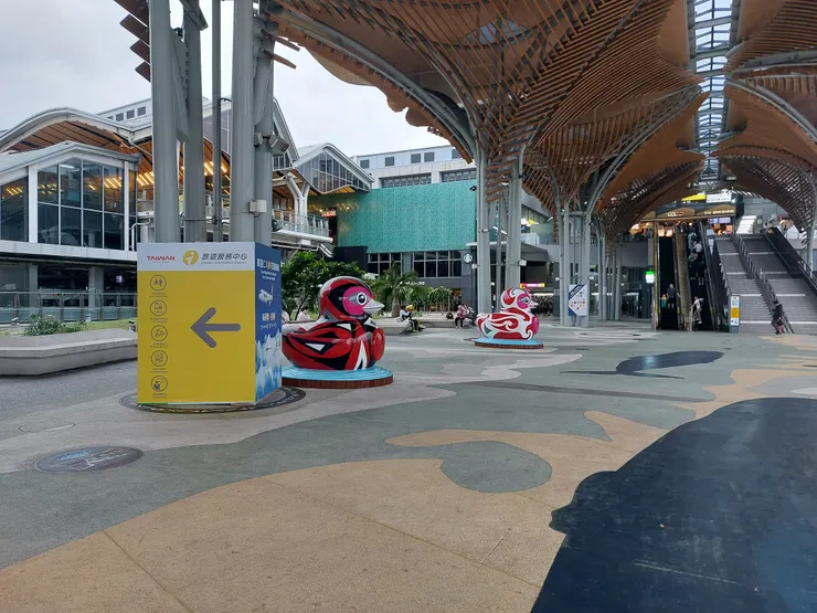 台鐵花蓮站前站廣場鴨子 / 資料來源：林鴻鈞@並木居