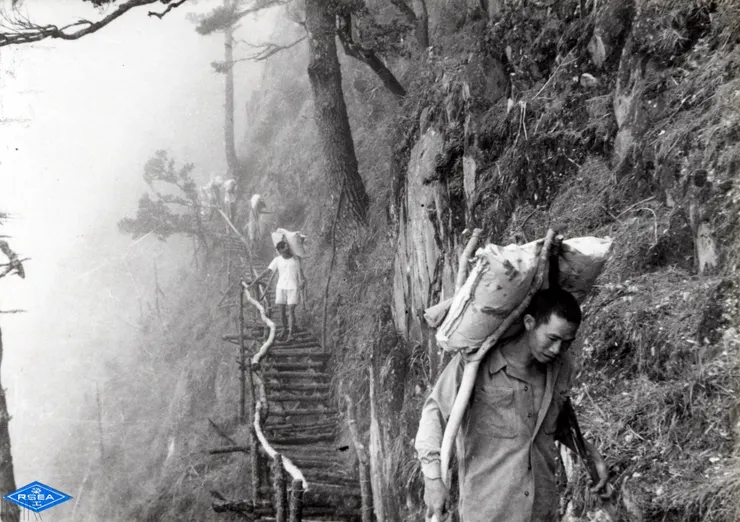 圖10 1956年，政府為開發東部資源，利用美援投入大量退除役官兵人力，興建東西橫貫公路。其中，退除役官兵輔導委員會亦是運用美援經費設立的組織。檔號：A332410000K/0045/0110117/001