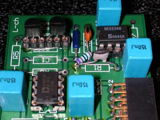 放大級使用小S NE5534,緩衝級則是 AD 的王者 AD843