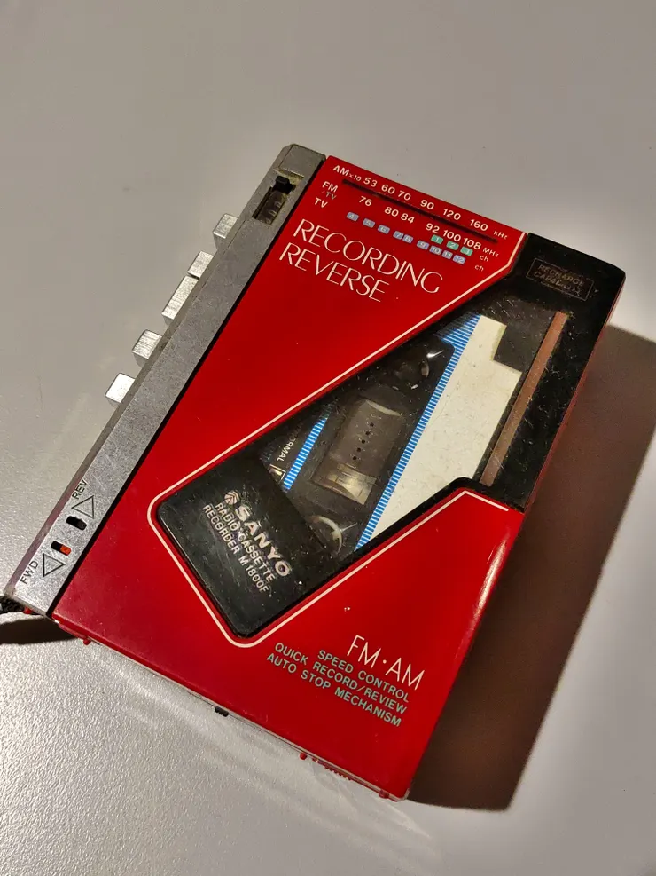 手頭上的 Sanyo M1800F 隨身聽