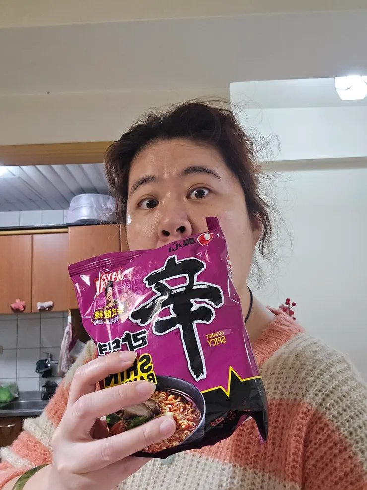 辛拉麵泰式酸辣口味好奇的紫色包裝