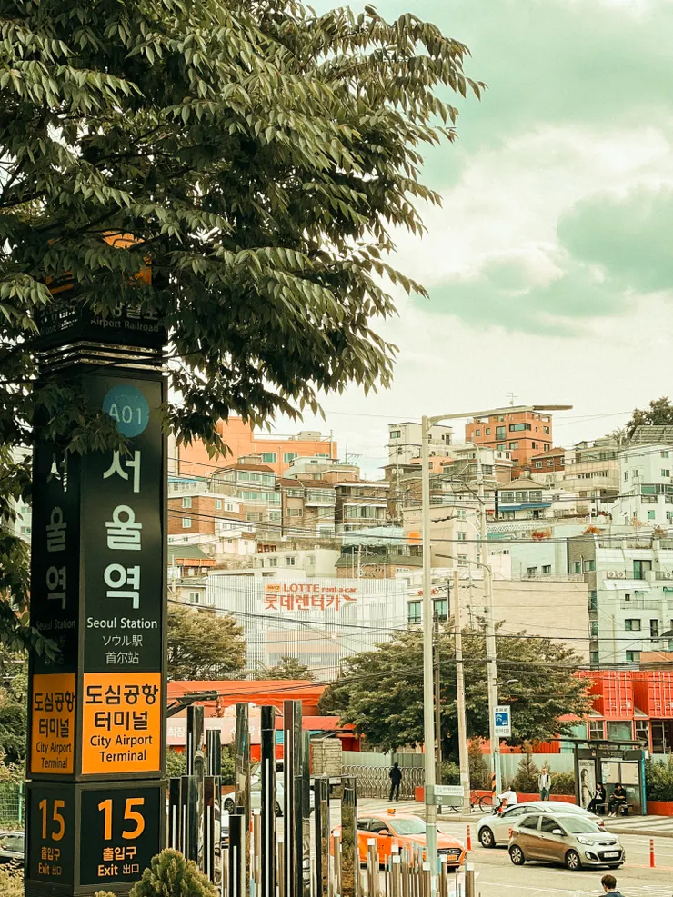 首爾的地形就像這張圖，坡很多、樓梯很多、人很多。