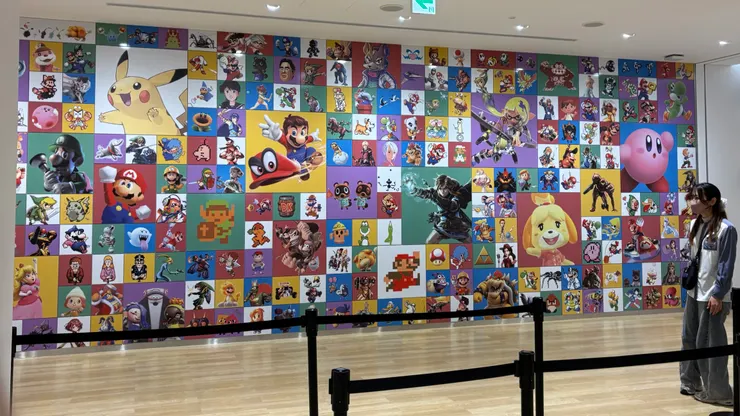 在排隊等待搭電扶梯前，可以看到任天堂旗下所有的IP打卡牆 (員工制服真好看)