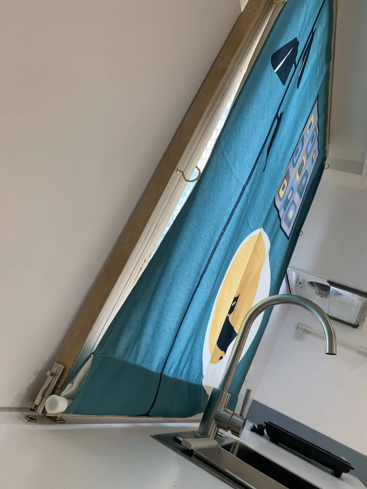 以601 房的窗簾示範，下方有鎖可以將防護網推到一旁，並有掛鉤讓窗簾掛起。