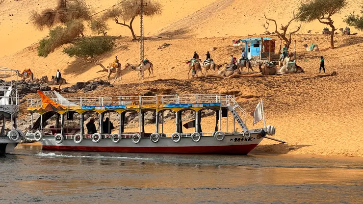 準備靠岸下船騎駱駝