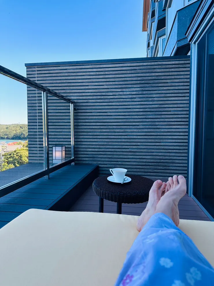 房間陽台的躺椅，可以小酌 ，可以喝咖啡，欣賞生浦灣風光。