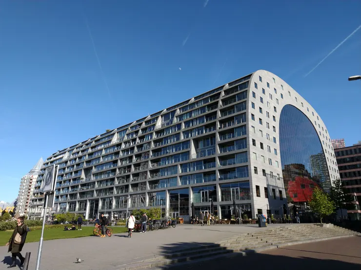 這個馬蹄型建築真的是顛覆我們對市場的印象！沒錯，它真的是菜市場！