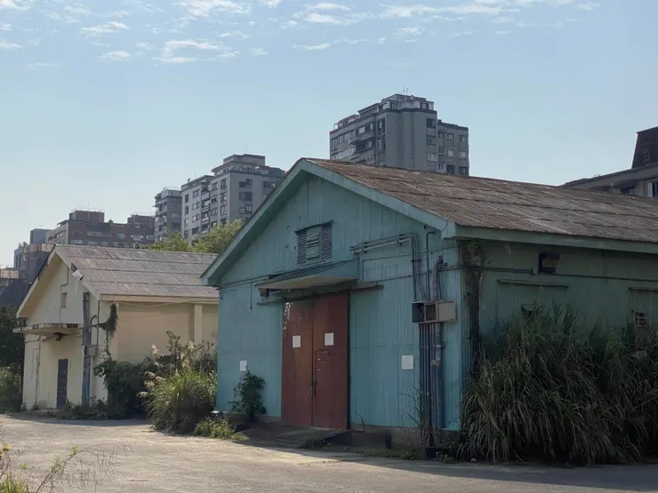 綠色倉庫為材料室、黃色倉庫是技工房（2025年。筆者拍攝）