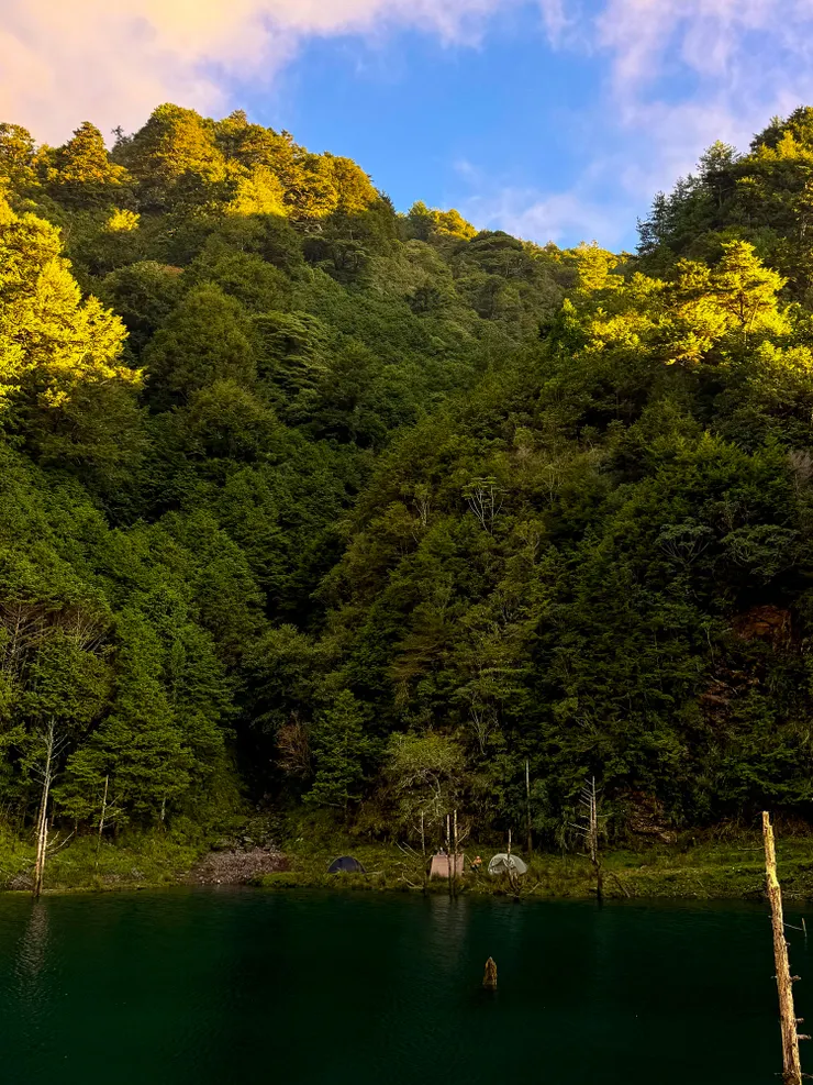 左邊的缺口處是小關山的登山口