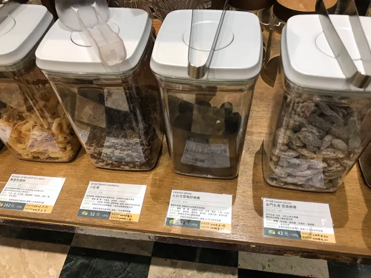 乳酪絲、小紅莓、橄欖