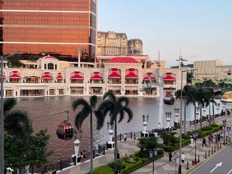 永利皇宮酒店一景，可見纜車與水舞舞池。