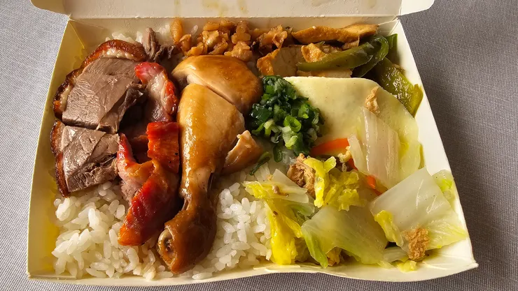 這是我買的三寶飯便當!一個120元!配菜居然有罕見的大白菜耶!相當用心!