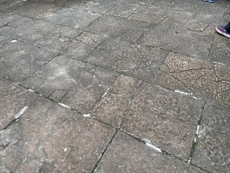 產生冰裂紋的紅普石