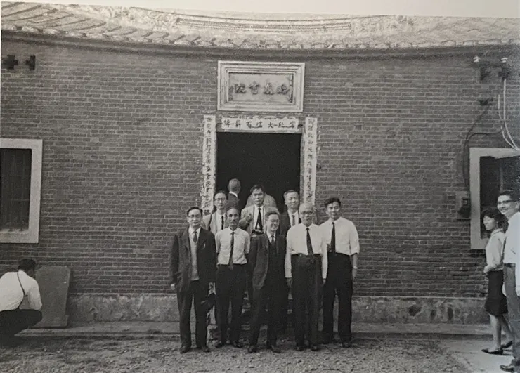 擔任文建會主委勘查古蹟時，與楊雲萍、朱介凡、廖漢臣、曹永和等學者攝於明志書院（圖片翻攝自《澄懷觀道》）