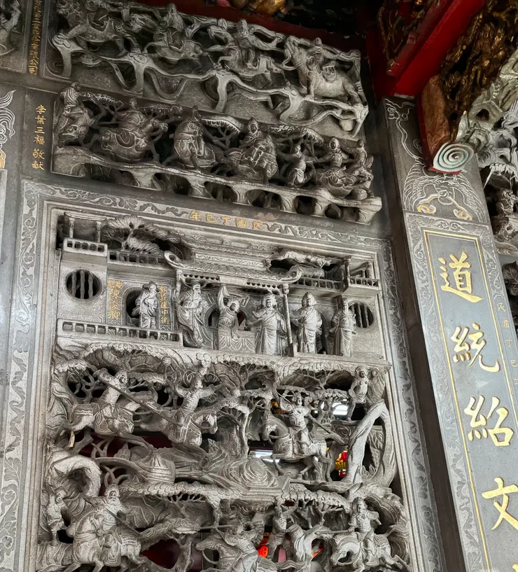 武聖廟壁堵摟空石雕甚為細緻, 描述著古時候的故事. 這張也是孩兒拍的