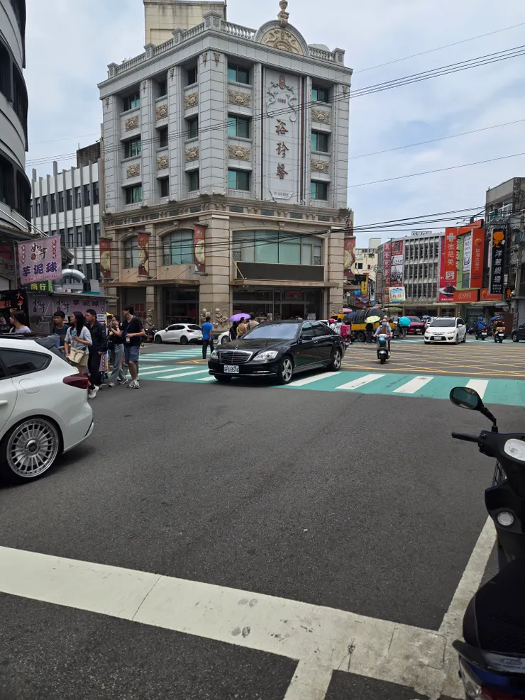 裕珍馨芋頭酥我買定了！不過天氣超熱！