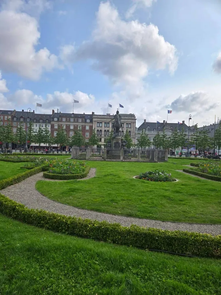 國王新廣場，公園中央一座克里斯蒂安五世騎馬雕像