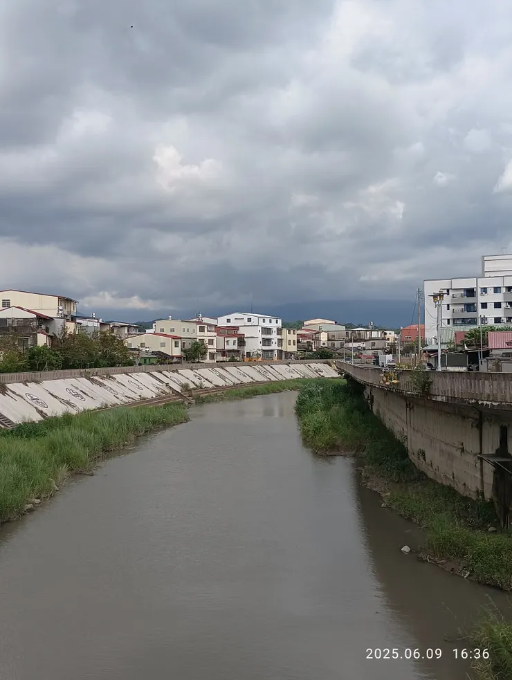 穿流市區的溪