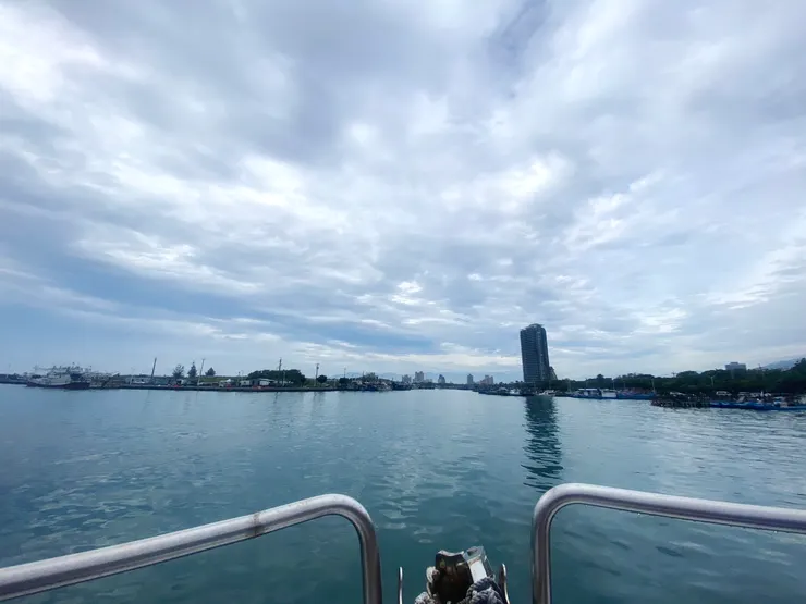 宜蘭-龜山島 || 離開港口~天氣陰陰的，但海面很平靜，一點浪頭都沒有