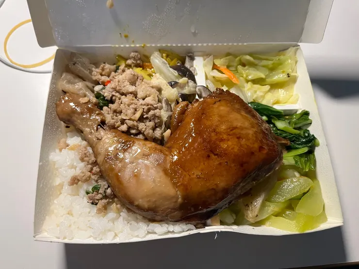 為了補償我昨天讓出雞腿，另外加了點打拋肉。