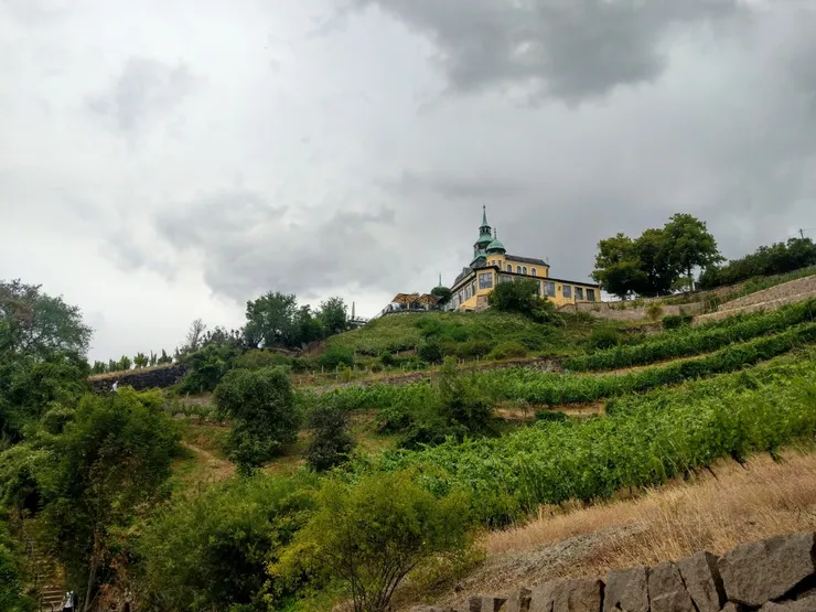 遠方的環景餐廳，準備攻頂