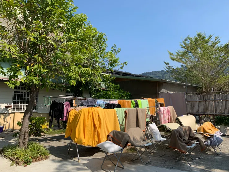 晒衣場。生活處處是禪,手洗所有衣物也是其一