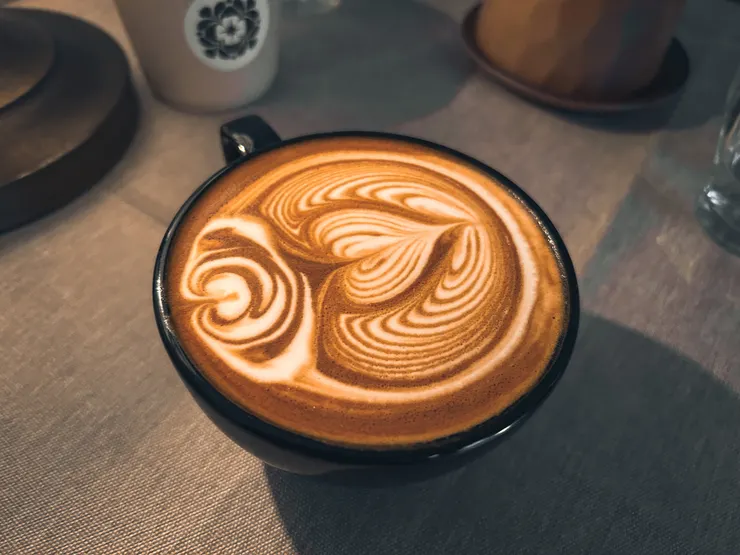 朋友點的拿鐵，拉花圖案是玫瑰