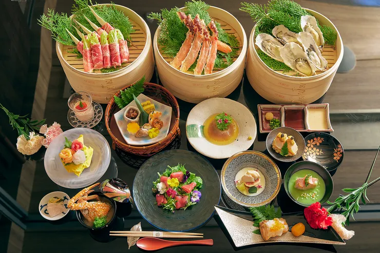 1圖： HAYASE日本料理由日籍料理長郡司行雄5月1日至5月10日期間以五月誕生石「祖母綠」推出午餐「翡翠」、晚餐「翠玉」的母親節特別料理。