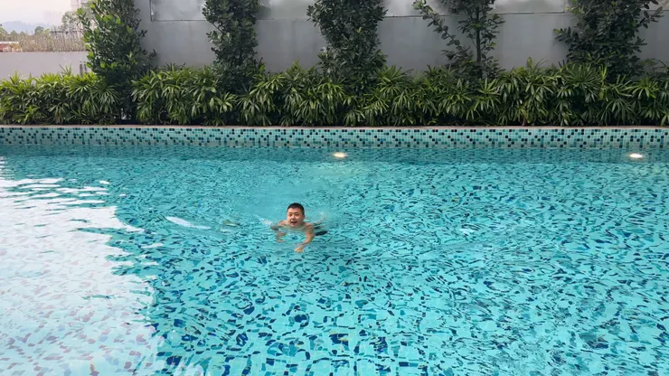 吃飽後又來泳池消暑，我好像是帶狗狗出來玩水。