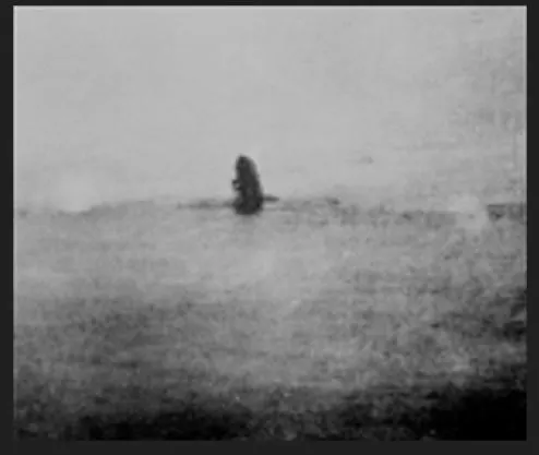 1943年7月20日，清波號在空襲後船尾沉沒（來自夜間轟炸機的拍攝）