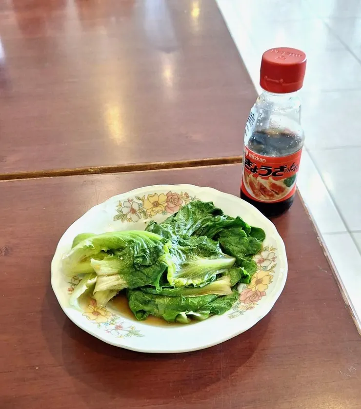 燙過的萵苣搭配日式餃子沾醬